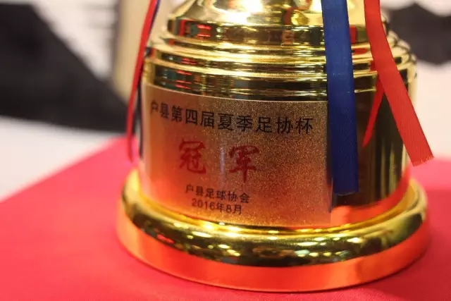 组图：梅西一人三球 万人欢呼